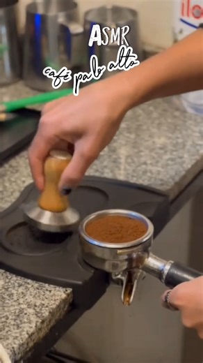 El sonido del café recién molido, el aroma que despierta todo. ☕✨ Porque disfrutar Café Palo Alto también es un ritual. 📍 Supermercado La Colonia – T24 y Los Álamos, SPS 🛵 También disponible en PedidosYa #sanpedrosula #delivery #cafedelatarde #cafehondureño | PALO ALTO -Café Artesanal 100% Hondureño-