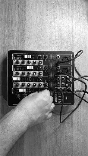 glitchy noises with no-input mixer