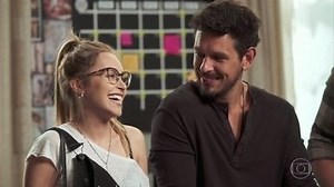 Alain apresenta Gigi para a equipe e elenco
