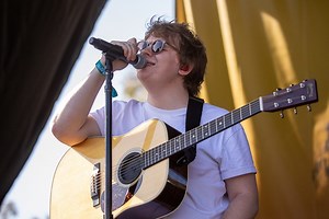 Lewis Capaldi Reveals Heartwarming New Music Video For “Pointless” -