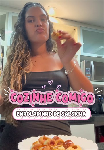 Receita do enroladinho de salsicha: 1 colher se sopa de açúcar 5g de fermento biológico seco 3 colheres de sopa de óleo 120ml de água morna 2 xícaras de farinha de trigo E Salsichas. #vaipraforyou #vaiprofycaramba #cozinhando #enroladinhodesalsicha #receita