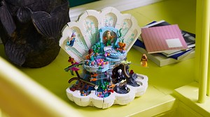 Six things in LEGO 43225 The Little Mermaid Royal Clamshell