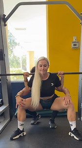 AGACHAMENTO ESTILO SUMO NO SMITH. - Esse exercício é construtor de coxa e glúteos. É uma ótima variação. Essa é a musa Welness Pro @aluckypenney ❤️🏆💪🏻. - Treino completo no canal da @dragonpharmabrasil . - Brevemente mais treinos com essa musa linda. | Treinador Kaká