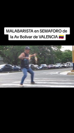 Este artista nos sorprendió con su show de malabares con fuego en la Av Bolivar de VALENCIA 🇻🇪. #artistacallejero #valenciavenezuela #malabaristacallejero #malabaresconfuego #malabares