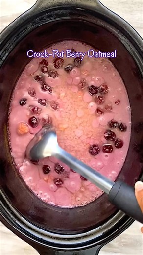 Crockpot Berry Oatmeal #slowcooker #crockpot #oatmeal