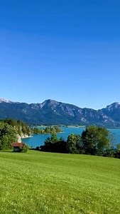 Seensucht: Neben dem #Forggensee warten rund um #Füssen noch mehr als zehn weitere Seen auf euch. Urlaub von Berg ⛰ bis #Badesee 🏊‍♀️ 🙏 an Silke für diesen Forggensee-Kameraschwenk 🤩 #fussen #allgäu #wassersport #anderszeit | Füssen im Allgäu