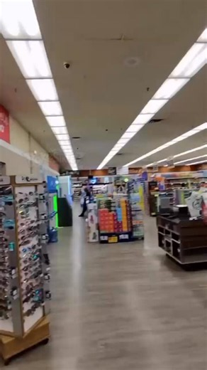 POKÉMON ETB WAR CAUGHT ON CAMERA 🚨 📍 IllinoisAscended Heroes ETB appeared during a vending machine reset… then collectors allegedly started PHYSICALLY fighting over who could pay first 👀“YOU GOT A PRISMATIC BUNDLE YESTERDAY”PokémonVM drops are DIFFERENT #PokéStreetz