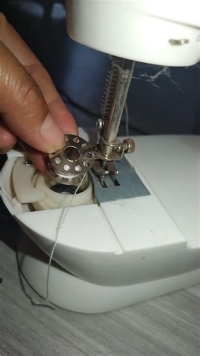 🍬fix/Assemblethe bobbin in mini sewing machine #minisewingmachine #sewingmachine #bobbin #asmr