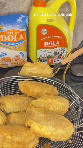 Let’s Make Kebab😋😋🔥 Ingredients You’ll Need: 1kg minced beef 1tsp paprika powder 1tsp garam masala 1tsp salt 1 coriander chopped 2 onion chopped Bread crumbs 2 eggs 1/4 cups @UngaWaDola All purpose flour Dola vegetable cooking oul to fry Apply eggs then shallow fry For the sauce it’s tamarind sauce #SisiNiDola #KituShwari #somalitiktok #somaliviral #tiktokviral #viraltiktok #somaliproud #cunto #follow #fypシ #foryoupage #kenyantiktok #kebab