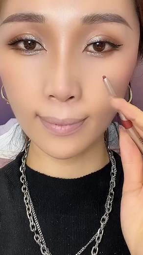 make your lips look fuller#fyp #foryou #beauty #fashion #makeup #makeuptutorial #makeuphacks #lipliner #liplinerhack