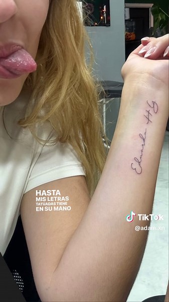 hasta mis letras tatuadas tiene en su mano 🥱 #fyp #tattoo #crgzf #victormendivil