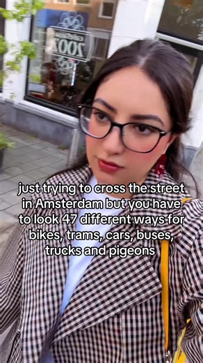 Amsterdam roads crossing is not for the weak, still obsessed tho🇳🇱💛 #amsterdam #europetravel #netherlands #tiktoktravel
