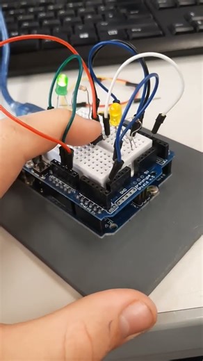 Schalten von zwei LEDs mit einem Taster