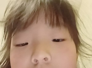 你们觉得我是小孩吗？其实我是大人，我化妆了