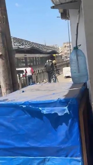 🚨 RÉALITÉ QU’ON NE VEUT PAS VOIRSous le soleil de Dakar, dans le sable, sans aucune facilité… il pédale pour livrer.Pas pour le plaisir. Pour gagner sa vie dignement.Pendant que certains choisissent de voler, d’agresser, de tricher…Lui choisit de travailler. Respect à ceux qui souffrent en silence pour rester honnêtes.Tant qu’on ne sera pas plus sévères avec ceux qui vivent du mal, la vie restera dure pour ceux qui font le bien.