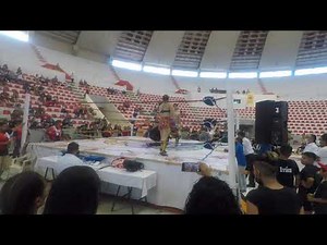 Pelea de kickboxing. hombre vs mujer .