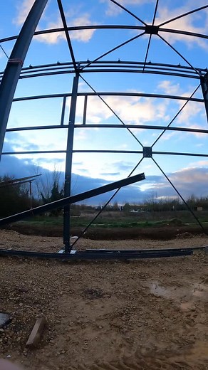 2.3K views · 126 reactions | On c'est fait avoir comme des débutants  Des fois pour nous faire gagner de la place on monte certains éléments à la fin et la, ça ne c'est pas passé comme prévu #elrara #btp #chantier #bâtiment #charpente | El Rara | Facebook