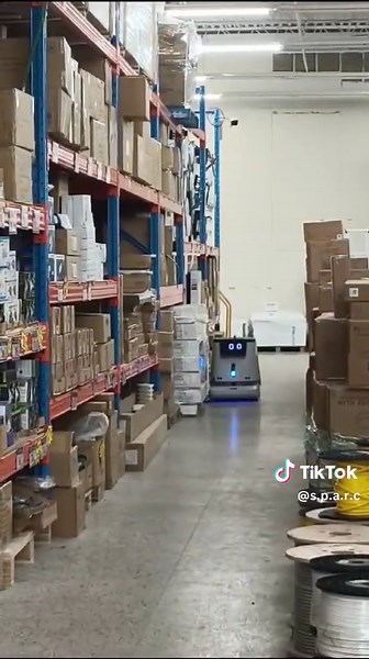 🤖 Meet the CC1 - the cleaning robot that loves a tight squeeze! #CleaningTechnology #RoboticSolutions #WorkplaceEfficiency #SPARC