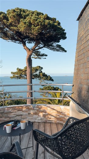 « Vite, on pose les valises à l’hôtel et on file découvrir Ploumanac’h ! » C’est souvent ce que vous vous dites juste avant d’arriver pour votre week-end à Perros Guirec. Mais à la Villa, quelque chose change. 🗝️ Vous poussez la porte de votre chambre vue mer, et là... le temps s’arrête. Cette lumière dorée sur les draps blancs. Cette terrasse face à la mer. et ce plaisir de vous poser, de respirer, de prendre votre temps. Vous sortez votre guide de la Bretagne. Vous vous installez dehors avec 