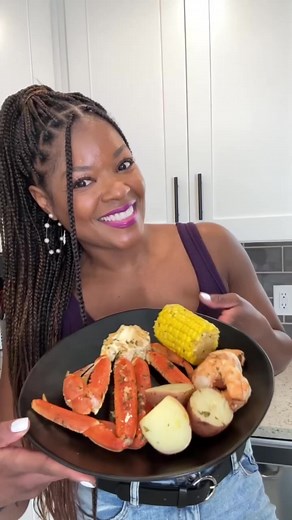 Seafood Boil in a Bag with garlic butter is so easy to make! Recipe here: https://simpleseafoodrecipes.com/seafood-boil-in-a-bag/ | Stay Snatched - Easy and Indulging Recipes