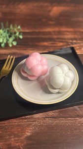 【紅白大福】 もちもち大福に、やさしい甘味のあんこ。 紅白の梅型のもなかに挟んで特別感を💐 お祝いを楽しむスイーツです✨ お食い初めや成人式・顔合わせなど 縁起の良い席でのコース料理などの利用におすすめです😌 〈作り方〉 ①白玉こと砂糖を混ぜる。 ②水を入れてよく混ぜる。 ③ふんわりラップをして、電子レンジで600w2分温める。 ④よく混ぜて、もう一度電子レンジで600w1分温める。 ⑤片栗粉を敷いたバットに流して長方形に広げる。 ⑥8等分に切り、つぶあんを包む。 ⑦もなかに挟む。 〈材料〉8個分 ・白玉粉 100g ・砂糖 20g ・水 130ml ・つぶあん 3袋（35g） ・もなか（ 梅（中）紅白セット(白/赤) ） 〈使用もなか〉 [C016]梅（中）紅白セット(白/赤) 商品コード：013016772000 [J001] つぶあん (個包装) 商品コード：009721000000 可愛い「もなか」を使ったレシピを配信中！ @tane.raku #たねらく #もなか #創作料理 #アレンジレシピ | もなか皮の専門店「たねらく」
