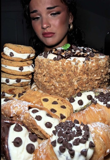 Cannoli Mukbang!!! #mukbang #asmr #cannoli #dessert | the taurus foodie