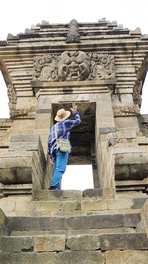 VIRAL !!! TELAH DITEMUKAN TULISAN KUNO MAJAPAHIT DI PINTU GERBANG ISTANA KERAJAAN ?!