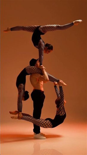 🇺🇦 Model poses for photoshoot📸 5 Acrobatics.