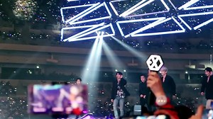 17K views · 4.4K reactions | [FANCAM] 19.03.18 EXO (Except Lay) @ Melon Music Awards 2017 Thế nào là nhẹ nhàng mất thở????... Đáp án chính là đây Cre: DEOTNI ent ; 덧니 엔터테인먼트 Hạ | VEXOL - EXO's Vietnamese Fansite | Facebook