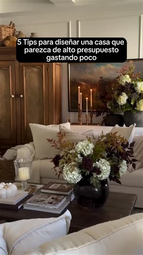 Decoración | Hogar on Instagram: "🎨 Color-drench: pinta paredes, techo, marcos y puertas del mismo tono; zócalos iguales. Usa eggshell en muros y satinado en carpintería para efecto “hecho a medida”. 💡 Luz de hotel: 3 capas (general + acento + tarea), bombillas 3000K con CRI≥90 y dimmers. Apliques enchufables a 150–170 cm del suelo y canaletas para ocultar cables. 🔩 Detalle que “encarece”: cambia tiradores por metal macizo (latón cepillado o negro) con backplates. Medida ideal: el tirador ≈ 1