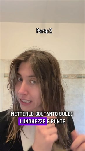 Federica Formatrice Balayage on Instagram: "La mia routine attuale ✨ ▫️ Scrub una volta a settimana 🧖‍♀️ ▫️ Shampoo Kevin Murphy rosa ▫️ Balsamo (niente maschera) Kevin Murphy rosa ▫️ Ungo i capelli sempre prima di fare sport ,li lego con una treccia , mai la coda . ▫️ Olio + termoprotettore prima dell’asciugatura 🔥 ▫️ Olio a fine styling ✨ Seguo in modo costante una routine specifica per capelli decolorati/balayage 🎨 Ogni due mesi: ▫️ Trattamento botox 💉✨ ▫️ Toner per mantenere il colore ▫️