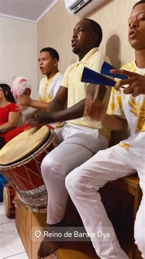 Fran de Bará on Instagram: "Que Pai Bará, Orixá dono das chaves, caminhos e encruzilhadas, possa nos trazer os caminhos abertos a fartura e a prosperidade! Alupo meu pai 🗝️ Registro do toque alusivo aos Orixás de rua, no reino de Bará e Oya Mãe Fran de Bará Equipe alabes : @toninhod_aganju @equipetoninhodagandju #tramandaí #bara #segundafeira"