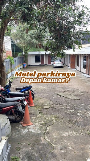 Motel mamang parkir di depan kamar ya 🙂‍↕️ Budget mulai dari 150rb udah dapet kamar nyaman, bersih, ada water heater juga! Daripada kalian macet-macetan di jalan, mending mampir dulu ke lodge motel, lokasi strategis pinggir jalan raya dan deket banyak tempat wisata 🥰 Info dan Reservasi via WhatsApp! Klik link di bio ya. #puncakbogor #hotel #hotelpuncak #puncakpass #penginapanpuncak