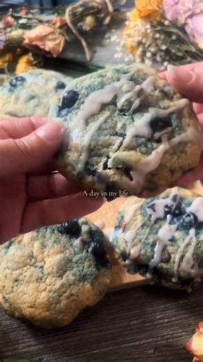 Chocolate chip blueberry cookies 🍪 #bakingfromscratch #chocolate #blueberry