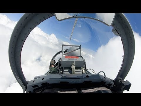 「ギュイーン」急加速で一気に空へ！ 空自「Ｔ４練習機」