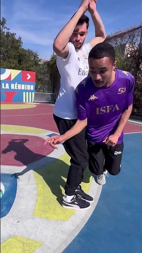 Ton adversaire a peur du petit pont ? Essaie ça 🔥 #footballshorts #footballtuto #futsal #pourtoi