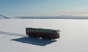 ¿Buscas nuevas aventuras? Bus turístico recorre glaciar gigante en Islandia