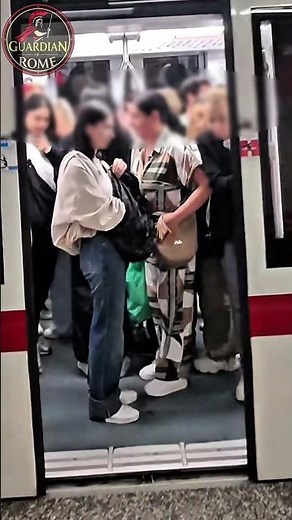 🔴Stealing From Tourists Is As Easy As That For Pickpockets #Theft #truecrime #CriminalsRome #Shorts