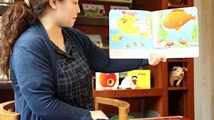 **Virtual Storytime in Mandarin! **这里是网上国语故事时间！今天的故事叫做《小蝌蚪找妈妈：训练思考力》, 小红花童书工作室制作, 人类文化（香港）公司出版。 Please join Auntie Ding for songs, rhymes, and stories. Today’s story is, Xiao ke dou zhao ma ma: xun lian si kao li, by Xiao hong hua tong shu gong zuo shi, published by Ren lei wen hua (Xianggang) gong si. | Vancouver Public Library | Facebook