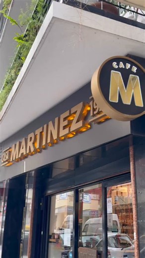 Una cata que se vivió con todos los sentidos. En esta experiencia exclusiva para miembros de Club Martínez, aprendieron a reconocer sabores, a ponerles nombre, a registrar sensaciones y a descubrir qué tipo de café conecta más con cada paladar. Guiados por nuestro Coffee Master, David, la cata se transformó en un recorrido participativo y personal. Y sí: hubo regalos exclusivos para llevarse un pedacito de la experiencia a casa ☕️ ¿Querés ser parte? Descargá la app de Club Martínez, completá tus