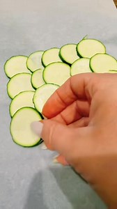 Je vous dépose une idée de sandwich sans pain et sans voix non plus car j’en ai plus 😅 Elle a besoin de repos alors on fait sans 😉 #sandwich #courgettes #fromage #sansviande #recettefacile | L'assiette Pacifique