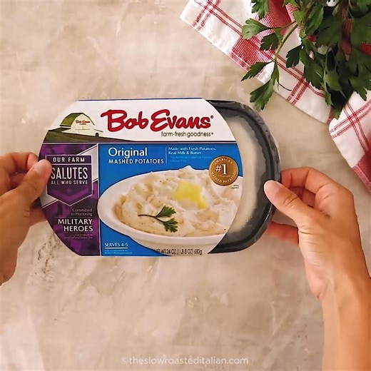 This Mashed Potato Casserole Recipe is loaded with ground beef, chili beans, tomatoes, spices, and plenty of cheese for a hearty comfort food casserole to love! Recipe! > https://www.theslowroasteditalian.com/chili-cheesy-mashed-potatoes-casserole/ | The Slow Roasted Italian