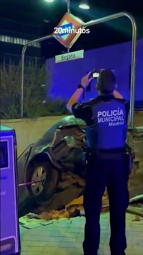 Un coche acaba INCRUSTADO en una BOCA de METRO tras un accidente