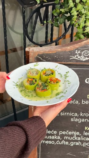 Vegetarijanske punjene tikvice 🥒🥗🫑🥦 @restoran_mm se pobrinuo za one koji traže varijante domaćih jela s povrćem. U posebnoj ponudi VEGE jela izdvajamo: 👉 Povrtne čorbe (bundeva, brokula, tikvice, paradajz, mix) 👉 Glavna jela: vege odresci u sosu, vege okruglice u sosu, vegetarijanski grah, rolnice od blitve u sosu, punjene tikvice, punjene paprike & vege geršlo. 👉 Prilozi: bulgur, integralna riža & mix povrće 📌 Mostarskog bataljona 11, Mostar ☎️ 387 36 558 902 *Restoran je trenutno zatvo