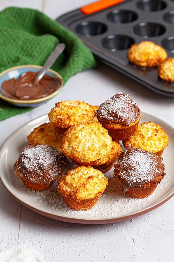 COMPARTE este POSTRE DE COCO en 15 minutosHoy preparamos estos postres de coco super fáciles y rápidos cuando no hay tiempo y quieres un dulce ¡saludable!SIN HARINA-SIN AZÚCAR🔐GUARDA este postre fácil y 😍ETIQUETA con quién lo compartirías por qué te va a encantar.🌿Ingredientes:2 huevos4 cdas de queso crema100 g de coco rallado sin azúcar3 cdas de eritritol o endulzante (opcional)1 cdta de vainilla líquida1 cdta de levadura químicatopping: crema de cacao sin azúcar y coco rallado (opcional)1- 