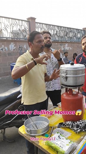 Main Foody 11 on Instagram: "English Professor Selling Momos 100/😱 #momolover #momos #momo #proffesor #foodexplorer #lucknowfood #lucknowstreetfood #1090chatorigali"