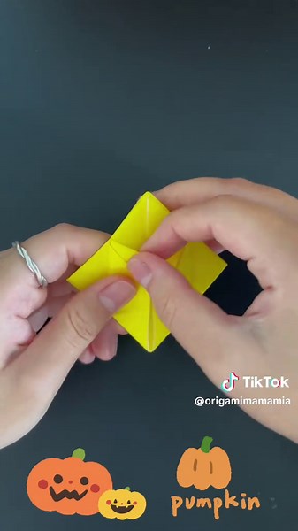 Easy decor for Halloween 🎃 #halloweencrafts #halloweenorigami #origamitutorial #origamichallenge #halloweendecor