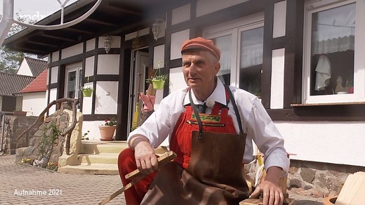 Wenn ihr den sächsischen "Hans Dampf in allen Gassen" kennenlernen wollt, müsst ihr nach Döbrichau bei Torgau fahren. Hans-Jürgen Mittmann macht sooo tolle Sachen, einfach unglaublich! Einen Teil seiner Lebensgeschichte erzählt er bei "Unser Dorf hat Wochenende" - morgen, 9 Uhr im MDR und in der Mediathek. | Unser Dorf hat Wochenende