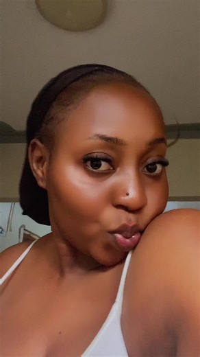 My face beat before stepping out to roast and rhyme😘😘😘