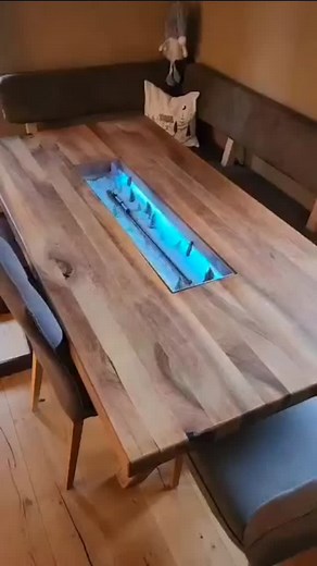 Es ist einfach beeindruckend, wie vielfältig unser Hobby ist! ❄️🚂 Für Denise und Christof durften wir eine Pendelstrecke programmieren. Nun fährt in ihrem Esstisch eine kleine Eisenbahn durch eine traumhafte Winterlandschaft. Auf kleinstem Raum, aber mit ganz viel Wirkung. ✨ Danke euch beiden für euer Vertrauen und diese wunderbare Idee!❤️ #modellbahnkaufmann #weihnachten #deko #kleinaberfein #programieren #begeistert | Modellbahn Kaufmann